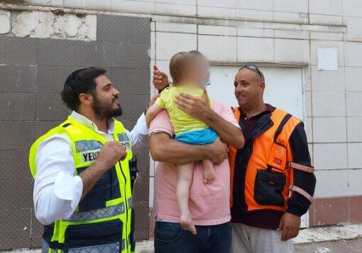 Ребенок, спасенный из закрытой машины в Петах-Тикве. Фото: организация "Ядидим"