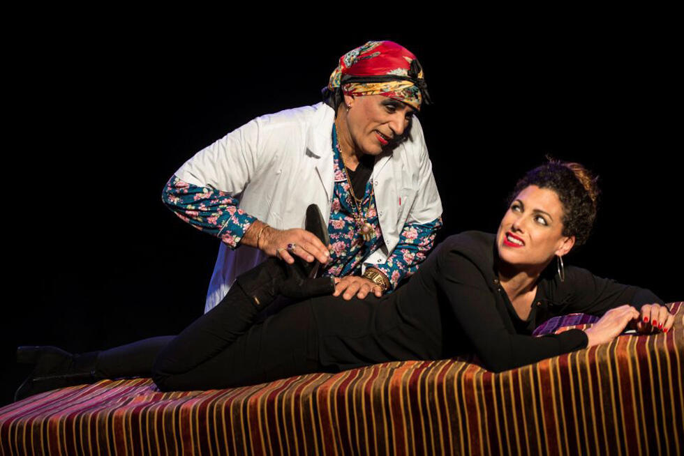 Сцена из спектакля "Лечение смехом". Фото: Эяль Бериберс (Сцена из спектакля "Лечение смехом". Фото: Эяль Бериберс) Сцена из спектакля "Лечение смехом". Фото: Эяль Бериберс