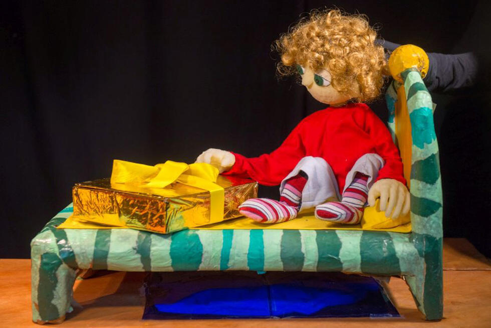 Сцена из спектакля "Подарок дедушки". Фото: Эрик Сахлин (предоставлено агентством RITVO) (Сцена из спектакля "Подарок дедушки". Фото: Эрик Сахлин (предоставлено агентством RITVO)) Сцена из спектакля "Подарок дедушки". Фото: Эрик Сахлин (предоставлено агентством RITVO)