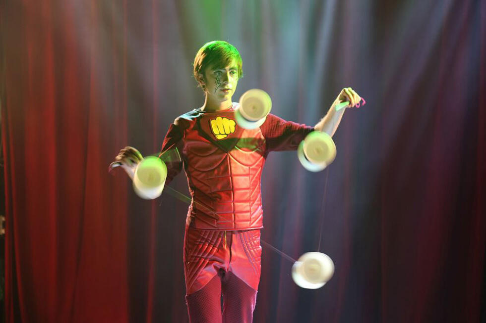 Фрагмент циркового представления. Фото: Нир Каплан (предоставлено агентством "Лотан") (Фрагмент циркового представления. Фото: Нир Каплан (предоставлено агентством "Лотан") ) Фрагмент циркового представления. Фото: Нир Каплан (предоставлено агентством "Лотан")