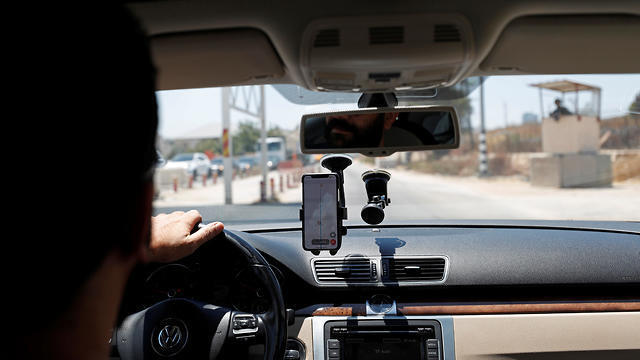 Chief Executive Officer of Doroob Technologies, uses Doroob Navigator application as he drives his car at an Israeli checkpoint in Ramallah (Photo: Reuters) Chief Executive Officer of Doroob Technologies, uses Doroob Navigator application as he drives his car at an Israeli checkpoint in Ramallah