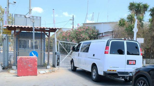 Ambulance arrives at Tel Hashomer base (צילום: שאול גולן) Ambulance arrives at Tel Hashomer base