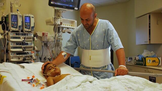 Хусам Тариф и спасенный ребенок. Фото: пресс-служба ЦАХАЛа (צילום: דוברות שניידר) Хусам Тариф и спасенный ребенок. Фото: пресс-служба ЦАХАЛа