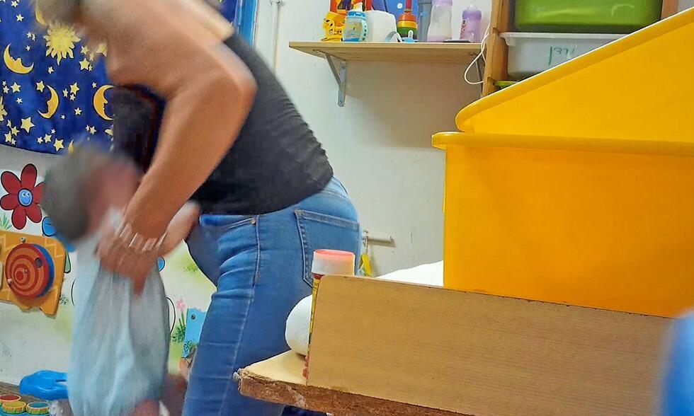 Воспитательница бьет ребенка в саду (архив)nullnull Воспитательница бьет ребенка в саду (архив)