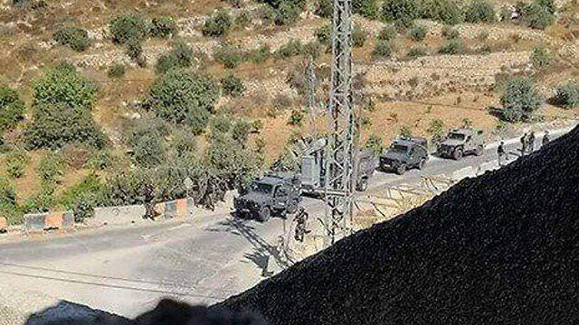 Военные прочесывают местность