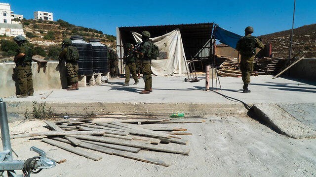 IDF troops searching the Palestinian town of Beit Fajjar