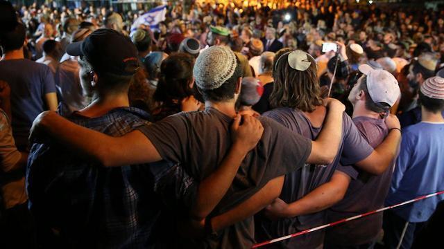 Thousands attend the funeral (צילום: אלכס קולומויסקי) Thousands attend the funeral