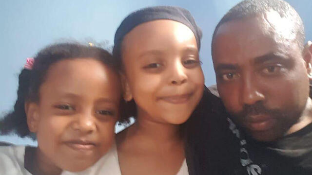 Отец и двое девочек, пострадавшие в ДТПnullnull Отец и двое девочек, пострадавшие в ДТП