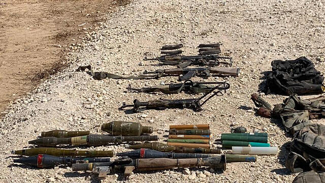 Weapons found on Hamas fighters who infiltrated into Israel from Gaza (צילום: דובר צה"ל) Weapons found on Hamas fighters who infiltrated into Israel from Gaza