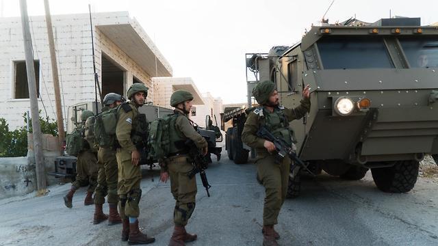 IDF troops after the capture of the terror squad that killed Dvir Sorek (Photo: IDF Spokesperson's Unit) (צילום: דובר צה"ל) IDF troops after the capture of the terror squad that killed Dvir Sorek (Photo: IDF Spokesperson's Unit)