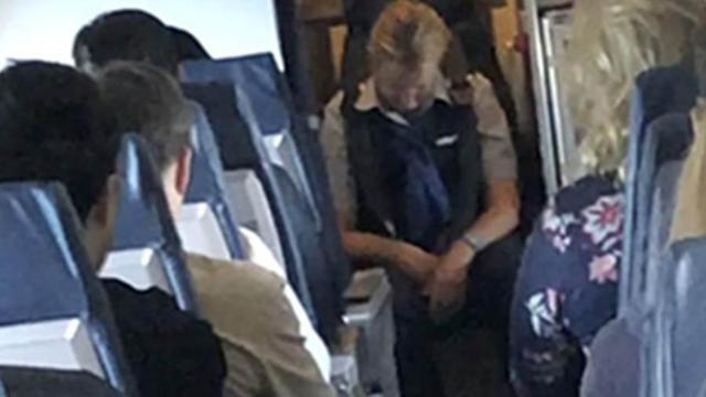 Стюардесса уснула посреди работы, даже не пристегнувшись. Фото: Aaron Sherb