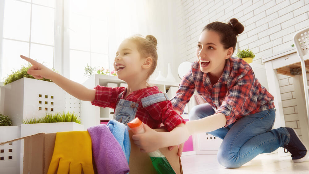 ילד מאושר משפחה מאושרת ילדות הורות בריאות 