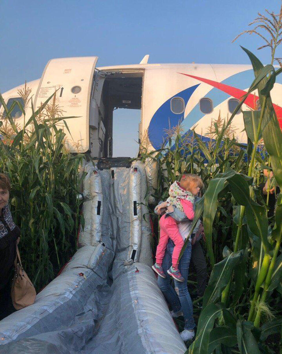 Эвакуация пассажиров из самолета