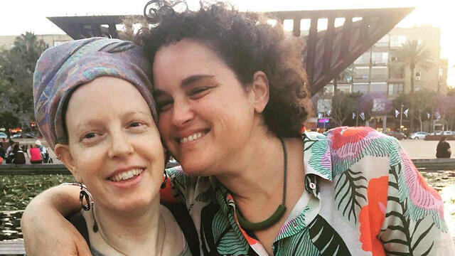 Батья Литман и Нирит Бен-Ари в Тель-Авиве. Фото: Нирит Бен-Ари (צילום: נירית בן ארי) Батья Литман и Нирит Бен-Ари в Тель-Авиве. Фото: Нирит Бен-Ари