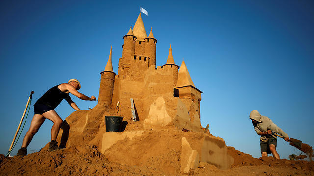 Ashkelon International Sand Sculpture Festival (Photo: Reuters)nullnull Ashkelon International Sand Sculpture Festival (Photo: Reuters)
