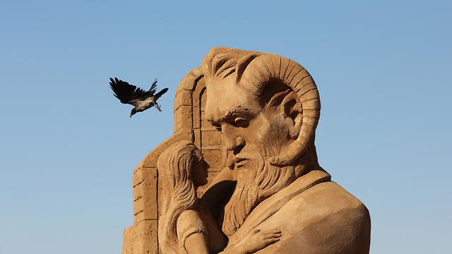 The Beauty and the Beast (Photo: EPA)nullnull The Beauty and the Beast (Photo: EPA)