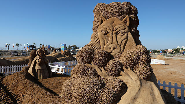 Little Red Riding Hood (Photo: EPA)nullnull Little Red Riding Hood (Photo: EPA)