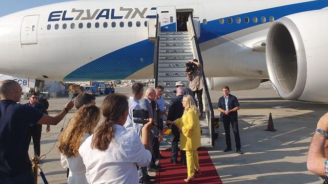  The Netanyahu couple boards the plane to Kiev