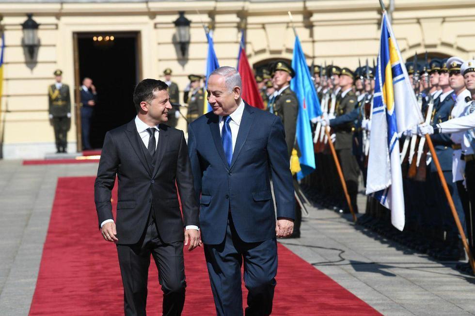 Премьер-министр Израиля Биньямин Нетаниягу и президент Украины Владимир Зеленский в Киеве. Фото: Амос Бен-Гершом, ЛААМ (צילום: עמוס בן גרשום, לע"מ) Премьер-министр Израиля Биньямин Нетаниягу и президент Украины Владимир Зеленский в Киеве. Фото: Амос Бен-Гершом, ЛААМ