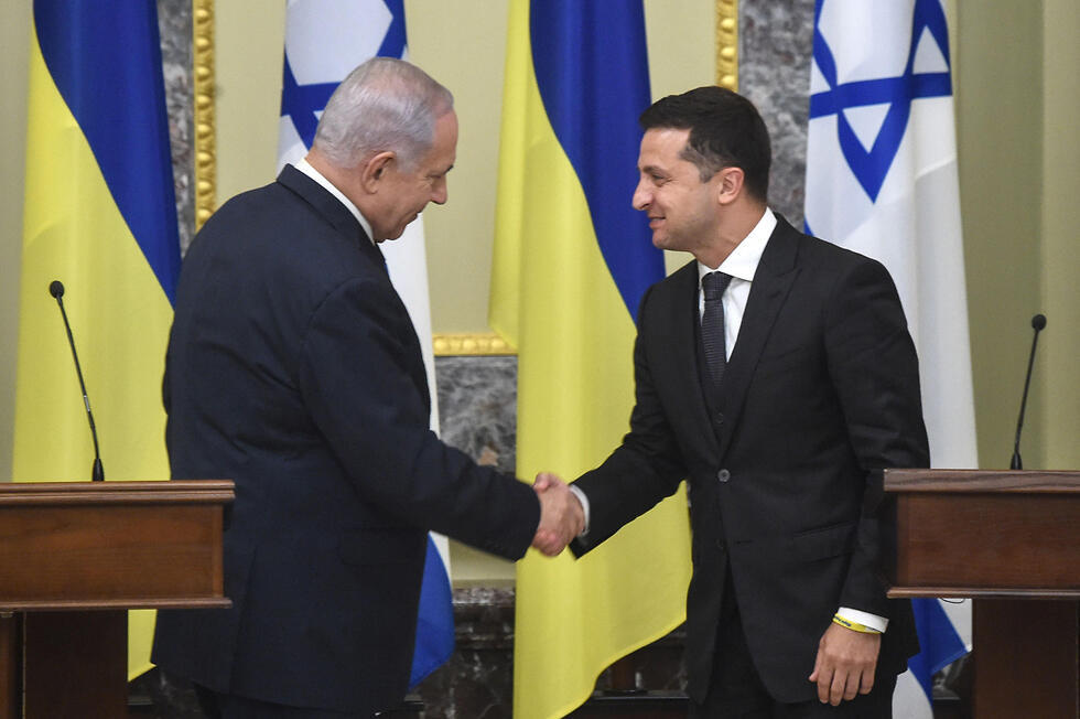 Премьер-министр Израиля Биньямин Нетаниягу и президент Украины Владимир Зеленский в Киеве. Фото: AFP (צילום: AFP) Премьер-министр Израиля Биньямин Нетаниягу и президент Украины Владимир Зеленский в Киеве. Фото: AFP
