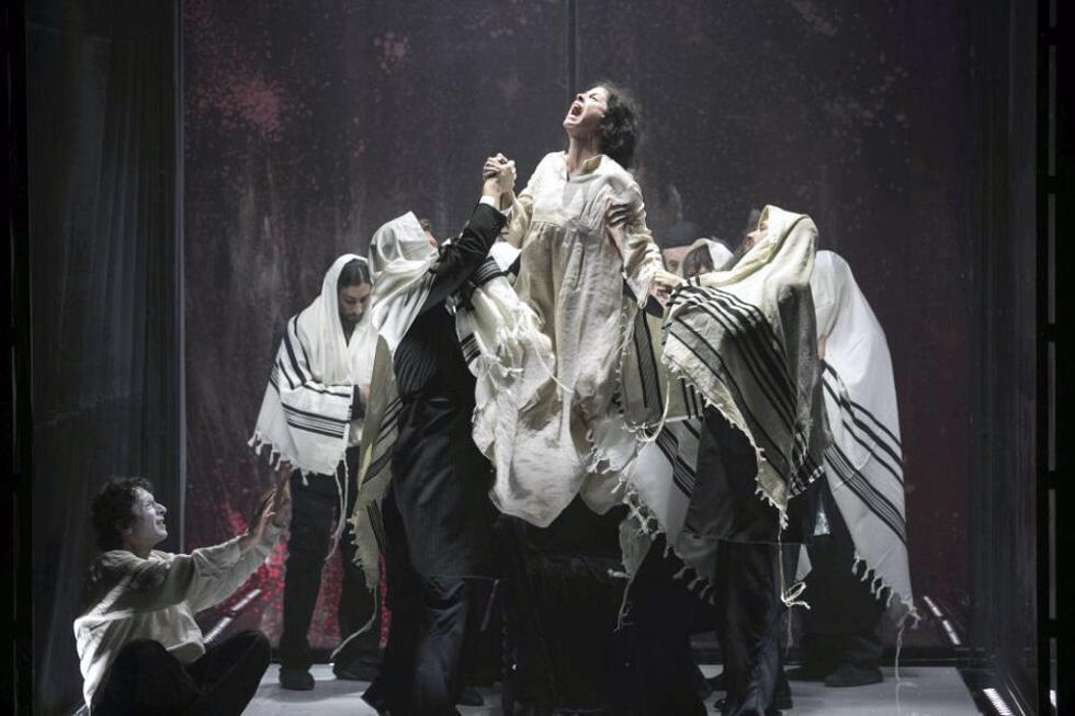 Сцена из спектакля "Диббук". Фото предоставлено театром "Гешер" (Сцена из спектакля "Диббук". Фото предоставлено театром "Гешер") Сцена из спектакля "Диббук". Фото предоставлено театром "Гешер"