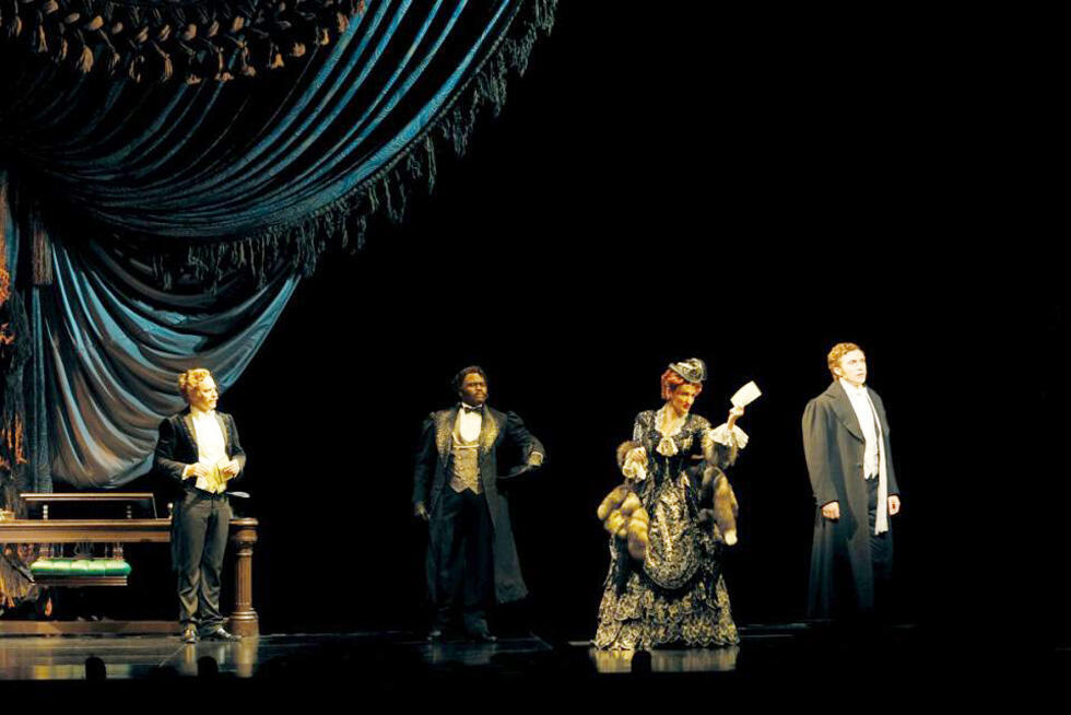 Сцена из мюзикла "Призрак оперы". Фото предоставлено пресс-службой бродвейской постановки (Сцена из мюзикла "Призрак оперы". Фото предоставлено пресс-службой бродвейской постановки) Сцена из мюзикла "Призрак оперы". Фото предоставлено пресс-службой бродвейской постановки