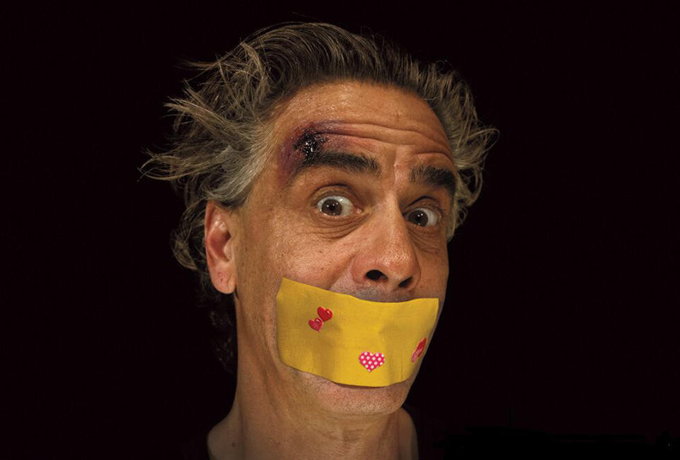 Сцена из спектакля "Дам-дам-да-дам". Фото: Илан Хазан (предоставлено театром "Микро") (Сцена из спектакля "Дам-дам-да-дам". Фото: Илан Хазан (предоставлено театром "Микро")) Сцена из спектакля "Дам-дам-да-дам". Фото: Илан Хазан (предоставлено театром "Микро")