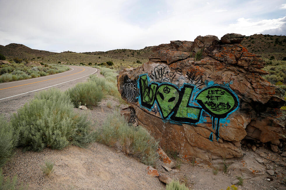 Граффити, оставленные сторонниками конспиративных теорий. Фото: АР