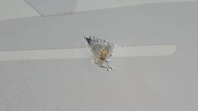 Отверстие в обшивке крыла