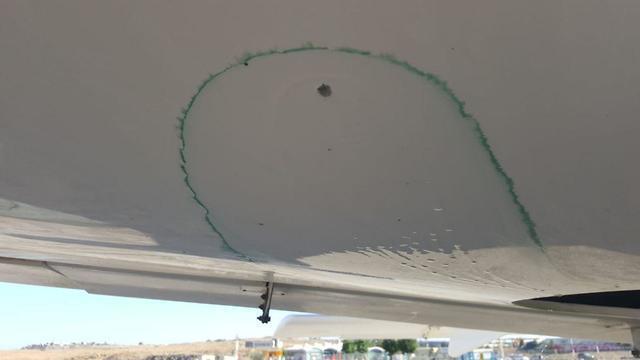 Отверстие в обшивке крыла