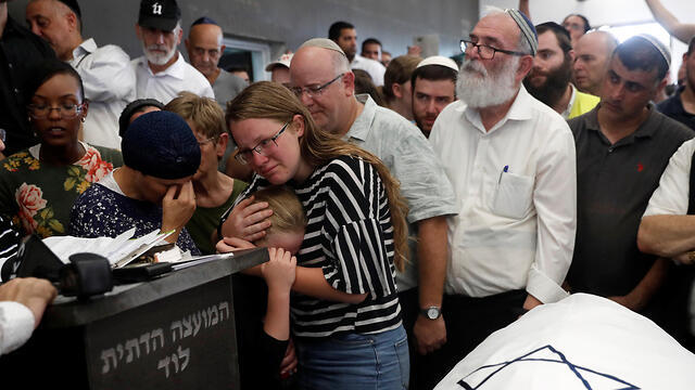 The family of 17-year-old terror victim Rina Shnerb at her funeral in Lod (צילום: רויטרס) The family of 17-year-old terror victim Rina Shnerb at her funeral in Lod