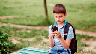 Ребенок с телефоном 