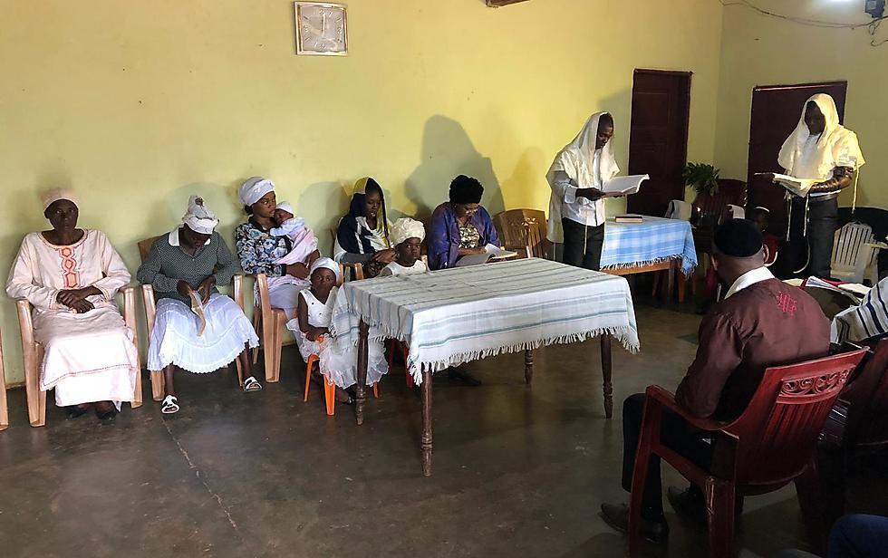 Соблюдают обычаи, собирают миньян и носят кипы. Фото: Джулия Ганансия, i24NEWS (צילום: ג'וליה גננסיה i24NEWS) Соблюдают обычаи, собирают миньян и носят кипы. Фото: Джулия Ганансия, i24NEWS