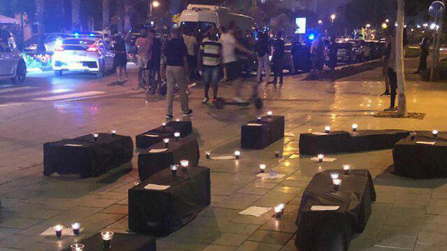 Гробы напротив дома Керен Бар-Менахем. Фото: Nuni Bigger (צילום: Nuni Bigger ) Гробы напротив дома Керен Бар-Менахем. Фото: Nuni Bigger