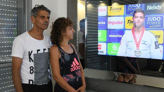 Sagi Muki's parents watch as he wins the gold medal in Tokyo