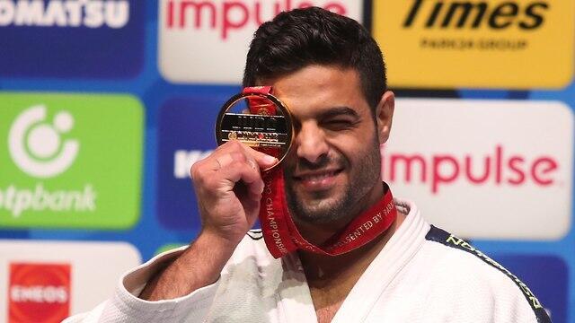 Sagi Muki holds up his gold medal at the World Championships in Tokyo