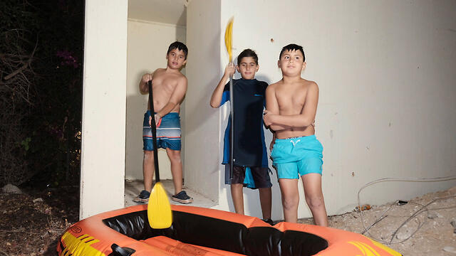 Children swimming in Netiv Ha'Asara take cover from rocket fire from Gaza