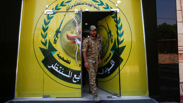 A member of the pro-Iran Popular Mobilization Forces in Basra (צילום: רויטרס) A member of the pro-Iran Popular Mobilization Forces in Basra