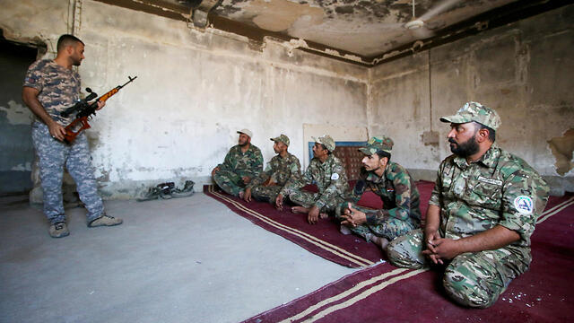 Members of the pro-Iran Popular Mobilization Forces in Basra (צילום: רויטרס) Members of the pro-Iran Popular Mobilization Forces in Basra