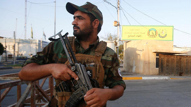 A member of the pro-Iran Popular Mobilization Forces in Basra (צילום: רויטרס) A member of the pro-Iran Popular Mobilization Forces in Basra