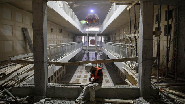 A laborer works at the construction site of a massive underground cemetery in Jerusalem, August 18, 2019 (Photo: AP) A laborer works at the construction site of a massive underground cemetery in Jerusalem, August 18, 2019