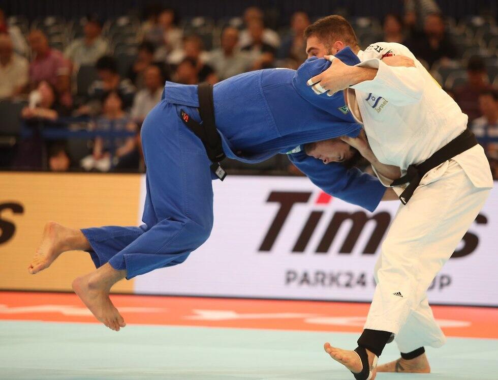 Питер Пальчик проводит победный бросок. Фото: Орен Ахарони (צילום: אורן אהרוני) Питер Пальчик проводит победный бросок. Фото: Орен Ахарони