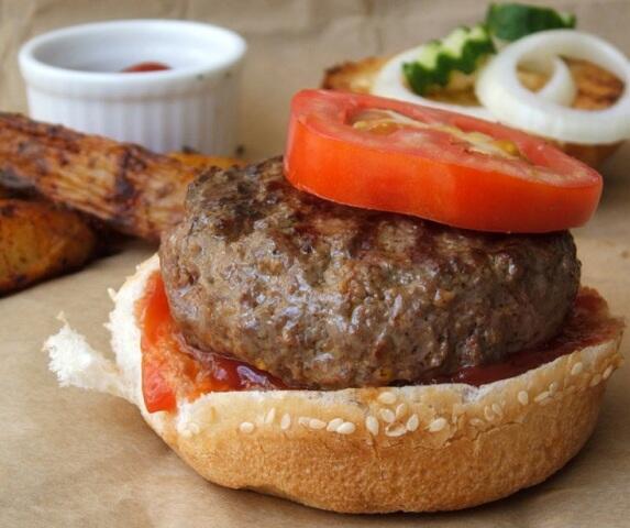 Домашний гамбургер - сочный и вкусный. Фото: Анат Лобель (Фото: Анат Лобель) Домашний гамбургер - сочный и вкусный. Фото: Анат Лобель