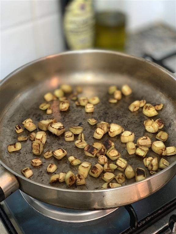 Когда баклажаны изменят цвет, долейте воды. Фото: пресс-служба (צילום: יח"צ) Когда баклажаны изменят цвет, долейте воды. Фото: пресс-служба
