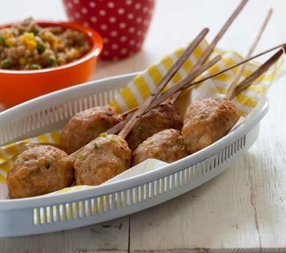 Котлетки на палочках - дети сметут их со стола в одно мгновение. Фото: Дан Лев (Фото: Дан Лев) Котлетки на палочках - дети сметут их со стола в одно мгновение. Фото: Дан Лев