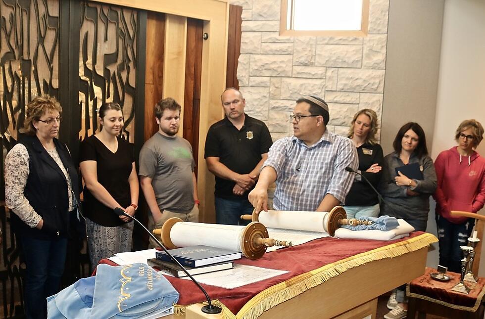 Rabbi Erik Uriarte of Congregation Beit Aaaron in Billings explaining Torah to teachers at the TOLI seminar (צילום: הארי ד' וול) Rabbi Erik Uriarte of Congregation Beit Aaaron in Billings explaining Torah to teachers at the TOLI seminar