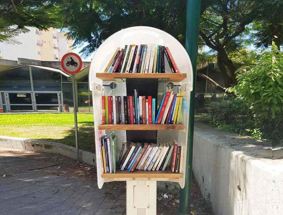 Телефоны-автоматы превратились в уличные библиотечки. Фото: муниципалитет Тель-Авива