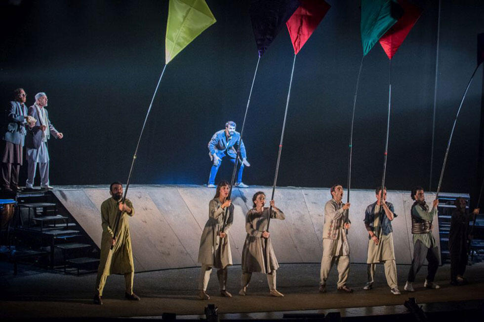 Сцена из спектакля "Бегущий за ветром". Фото: Виктория Шуб (Сцена из спектакля "Бегущий за ветром". Фото: Виктория Шуб) Сцена из спектакля "Бегущий за ветром". Фото: Виктория Шуб