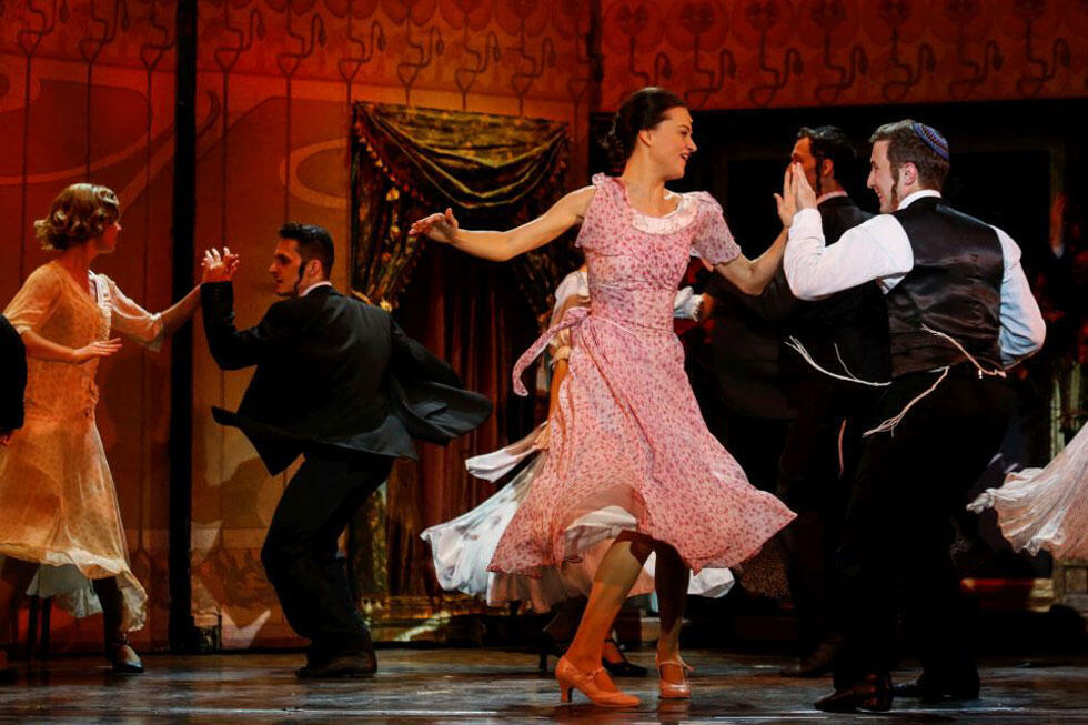 Сцена из спектакля "Свадебный танец". Фото: Эстер Гордон (Сцена из спектакля "Свадебный танец". Фото: Эстер Гордон) Сцена из спектакля "Свадебный танец". Фото: Эстер Гордон