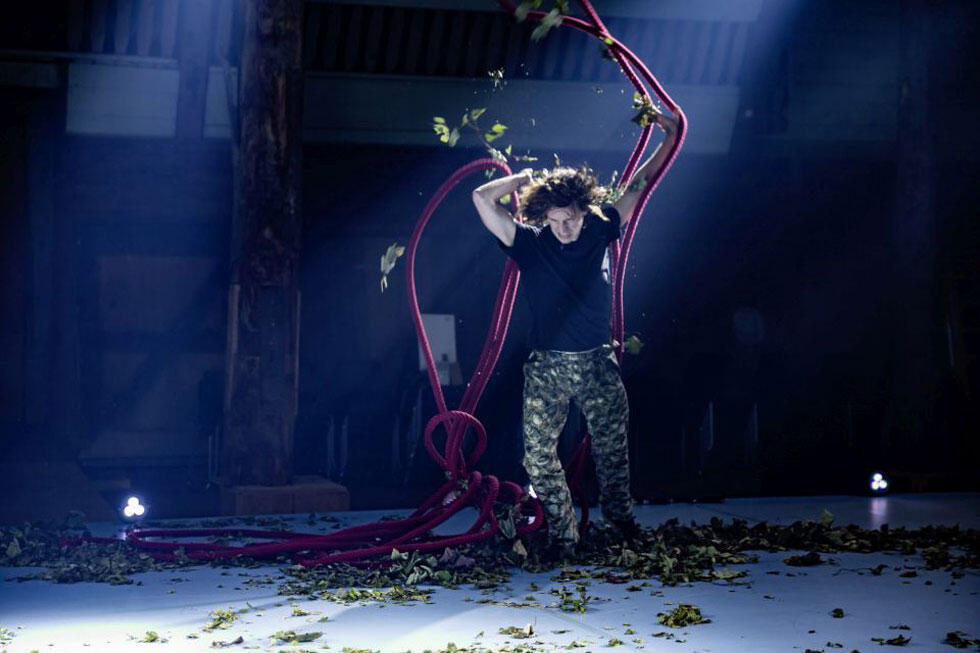 Сергей Полунин в спектакле "Sacré". Фото: Alice Das Neves (Сергей Полунин в спектакле "Sacré". Фото: Alice Das Neves) Сергей Полунин в спектакле "Sacré". Фото: Alice Das Neves